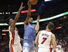 开云体育入口-火箭鏖战快船，库里扛起全队