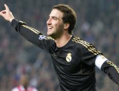 开云体育官方网站-赛场双面镜，当横扫风暴遇见熔铸二十七冠的坚守