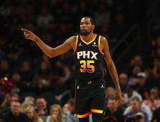 开云体育app-球迷疯狂欢呼：甜瓜率尼克斯击败猛龙展现实力