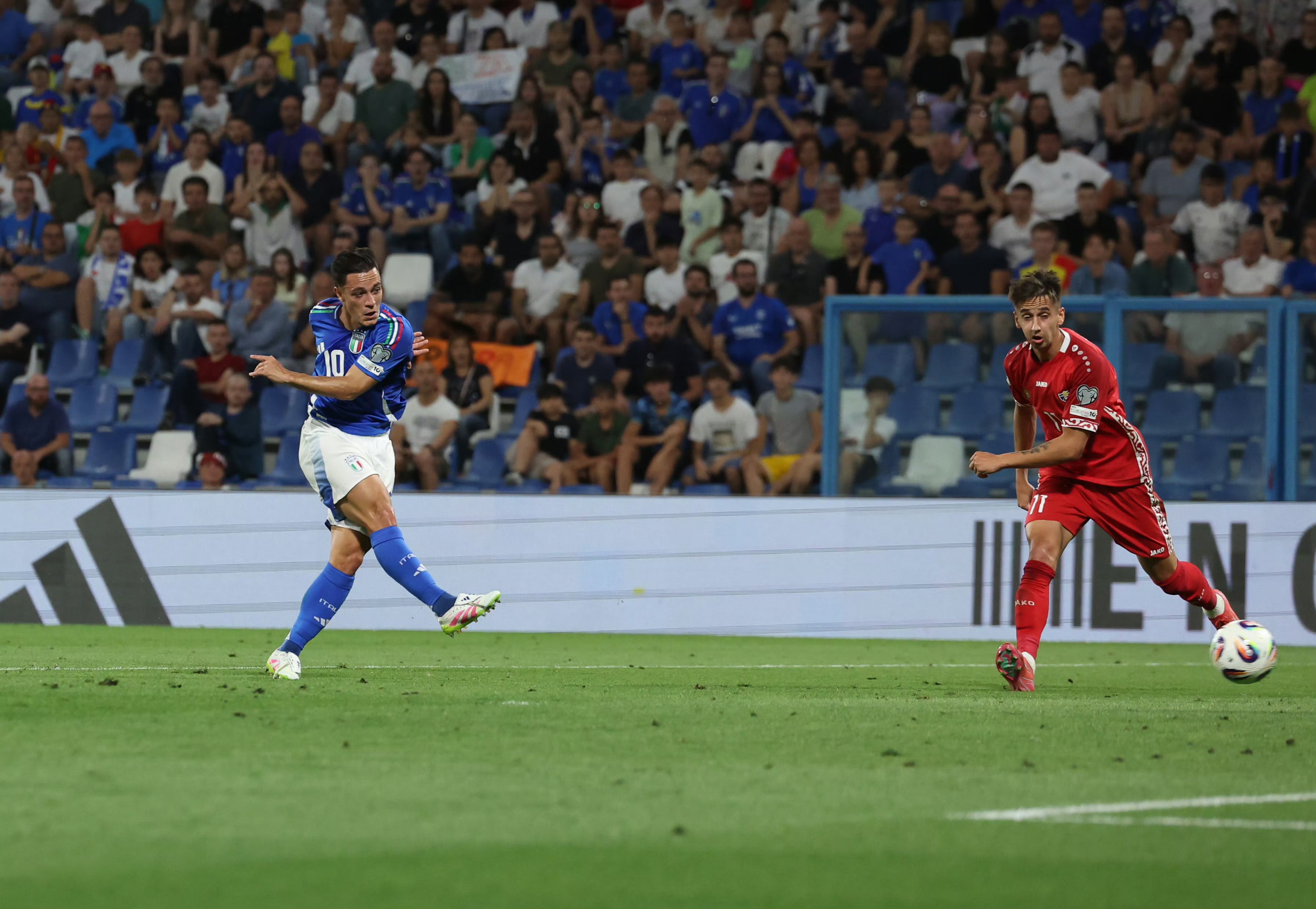 开云体育在线-意大利队在对阵西班牙的比赛中失利,遗憾出局