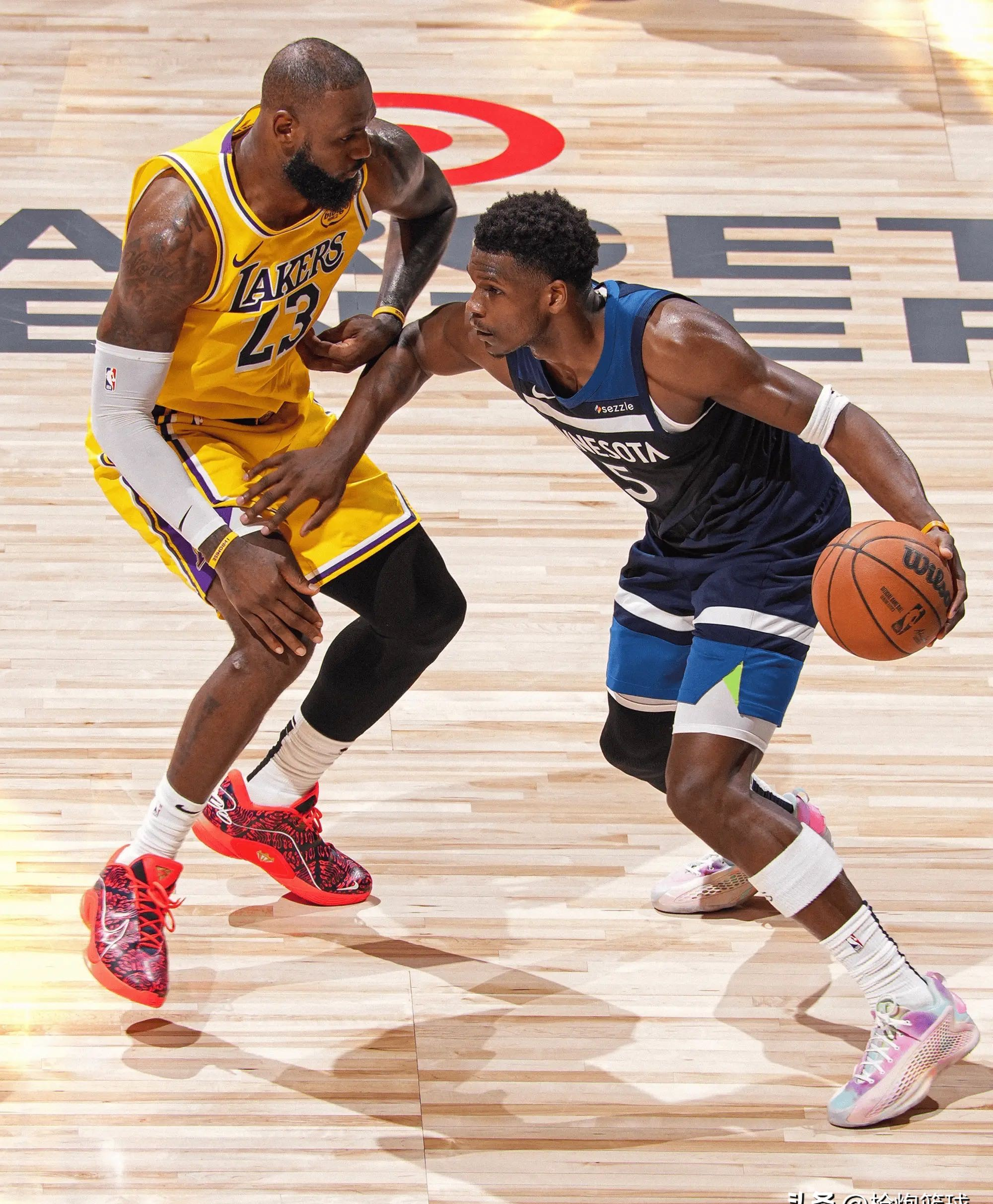 开云体育-湖人大胜掘金，詹姆斯砍下三双