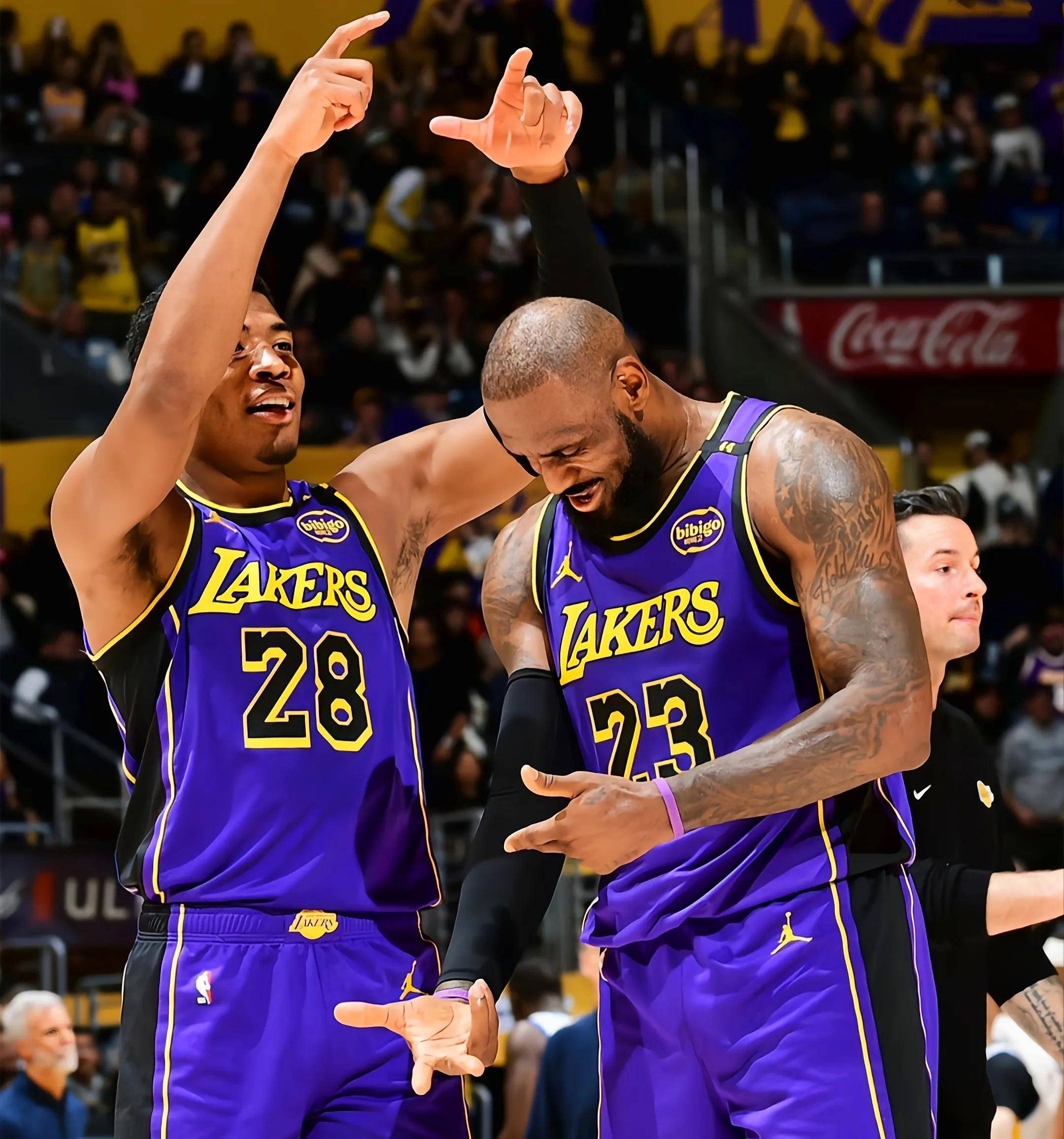 开云体育-湖人大胜掘金，詹姆斯砍下三双