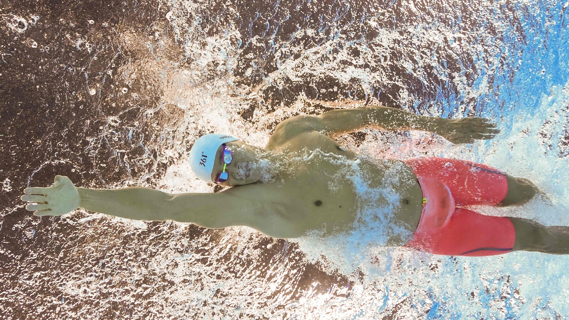 开云体育登录-绿茵场上的优雅,战火中的尊严,两种对抗世界的方式