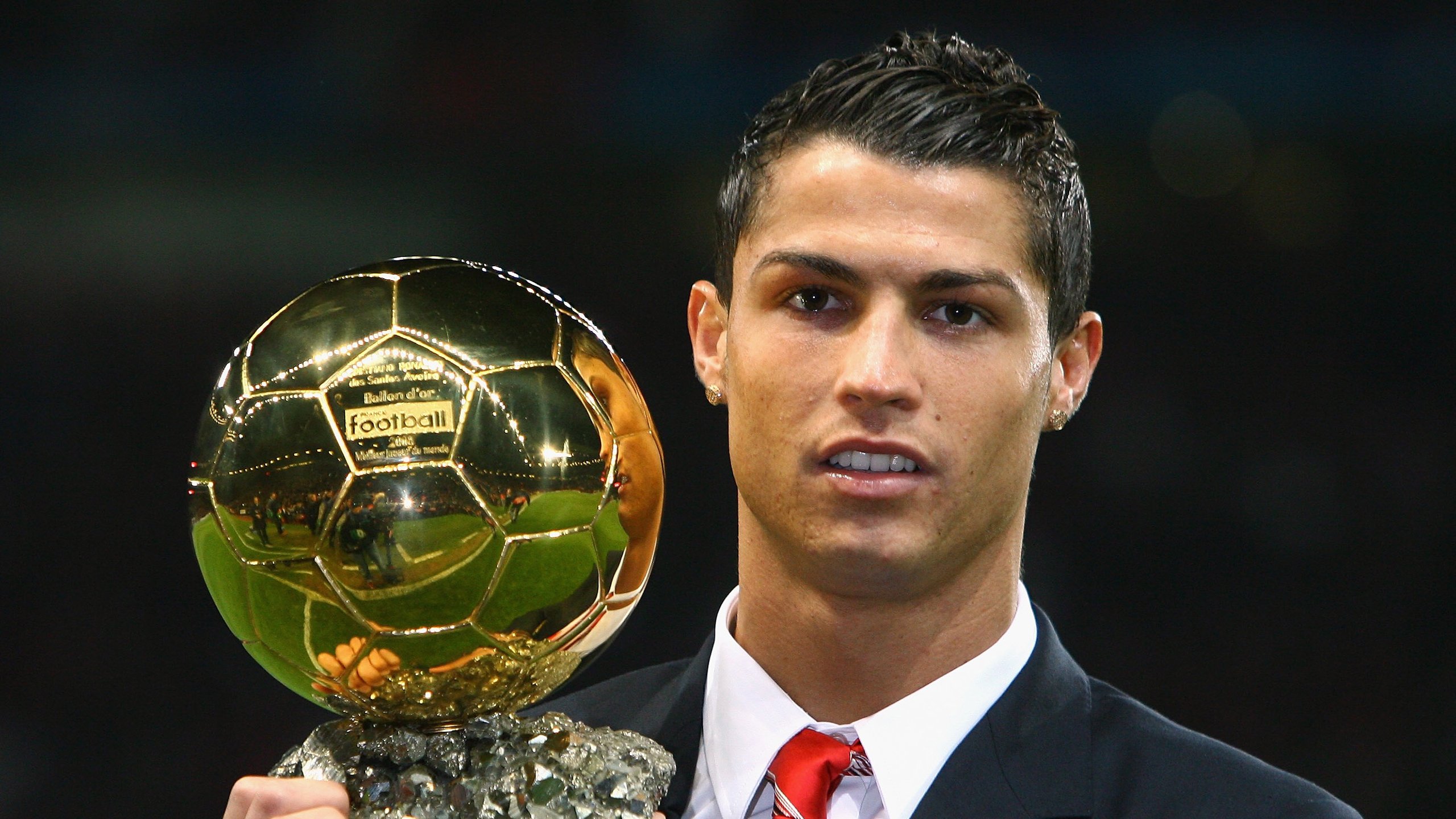 开云体育登录-绿茵场上的优雅,战火中的尊严,两种对抗世界的方式